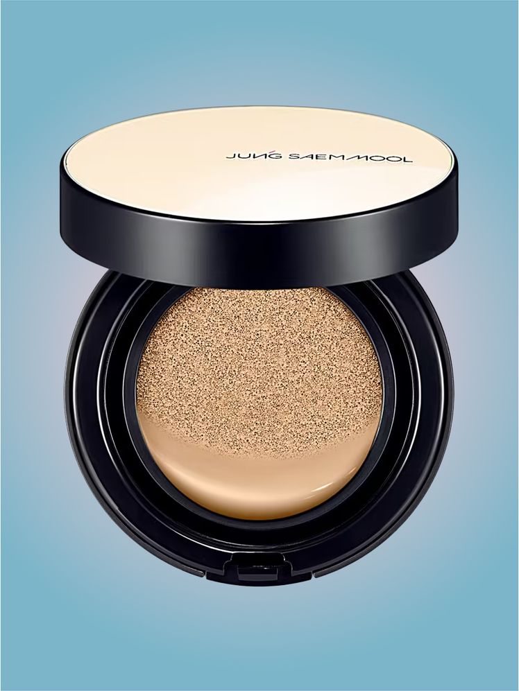 Jung Saem Mool Essential Skin Nuder Cushion in branded component on a pink and blue background