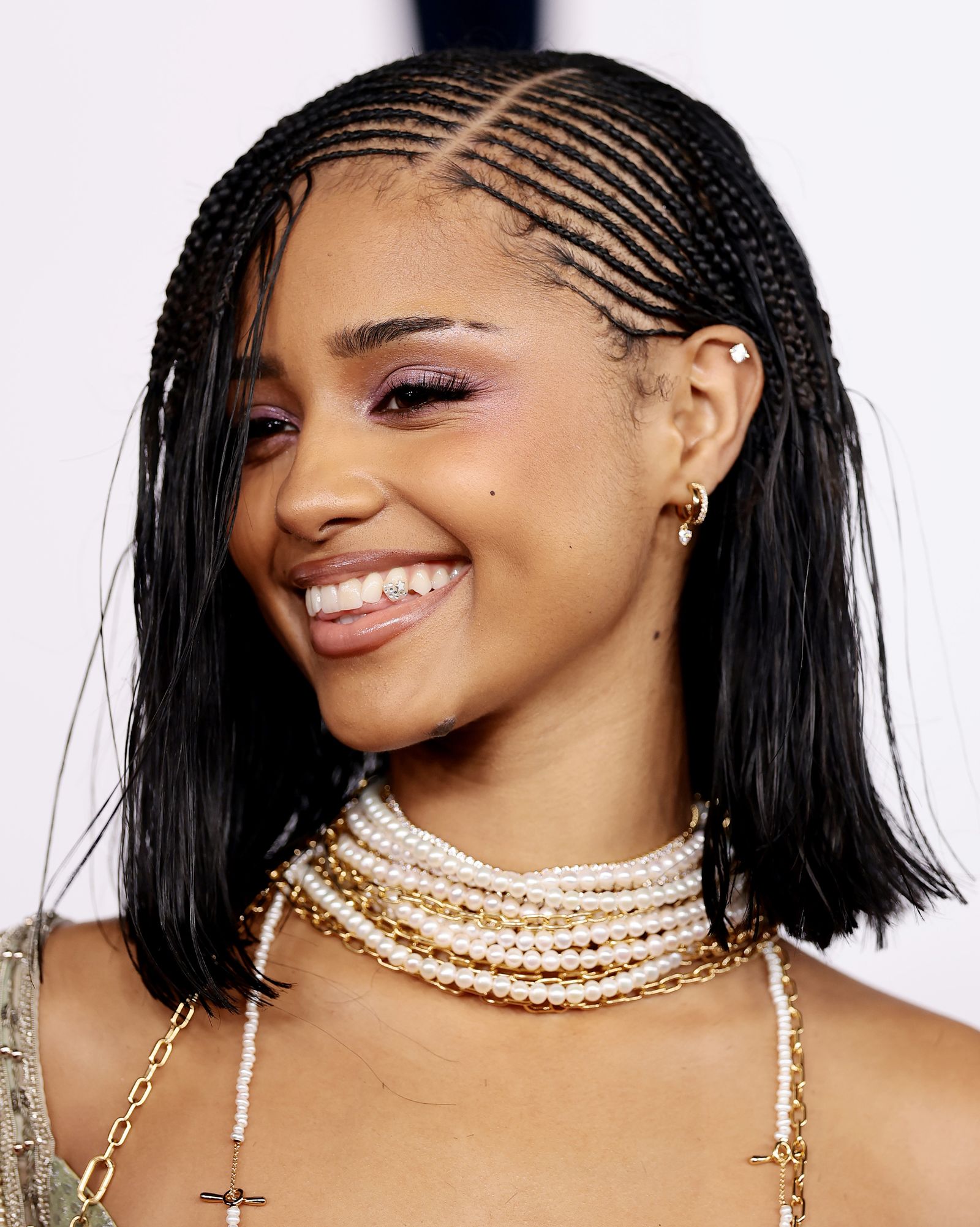 Closeup of Tyla with a collarbone lob.
