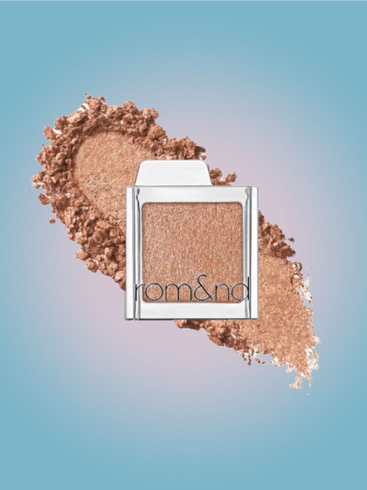 romnd Slide In Single Eye Shadow in G02 Butter Ring shimmery brown eye shadow on light blue background